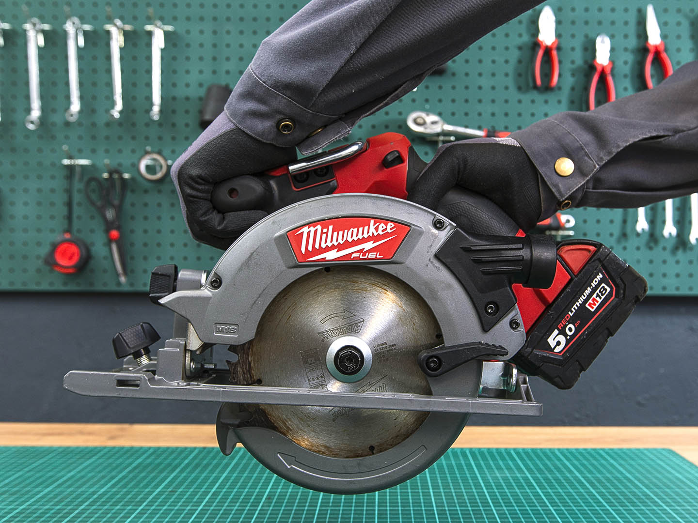Аккумуляторная циркулярная пила Milwaukee M18 CCS55  (01-04082)