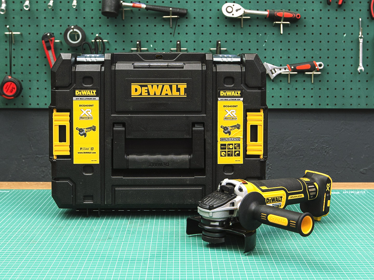 Аккумуляторная углошлифовальная машина DEWALT DCG 405  (04-13034)