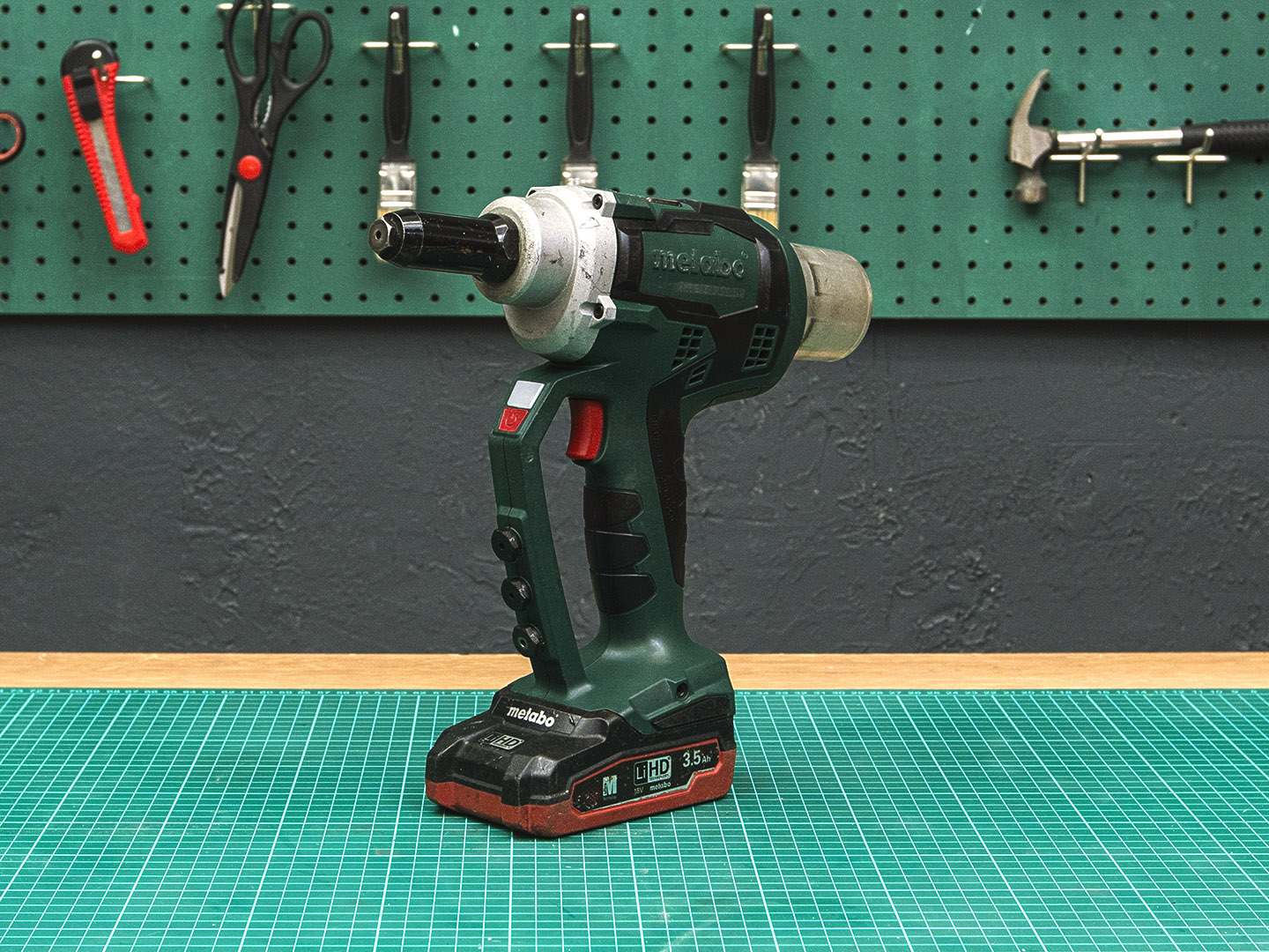 Аккумуляторный заклепочный пистолет Metabo NP 18 LTX BL 5.0  (10-03064)