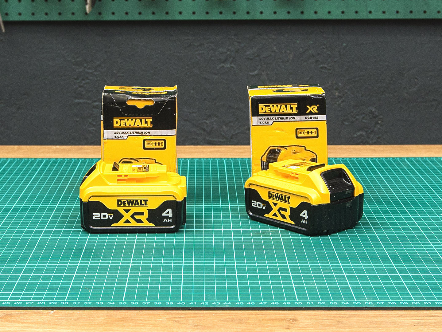 Аккумуляторная батарея Dewalt DCB182  (01-16054)