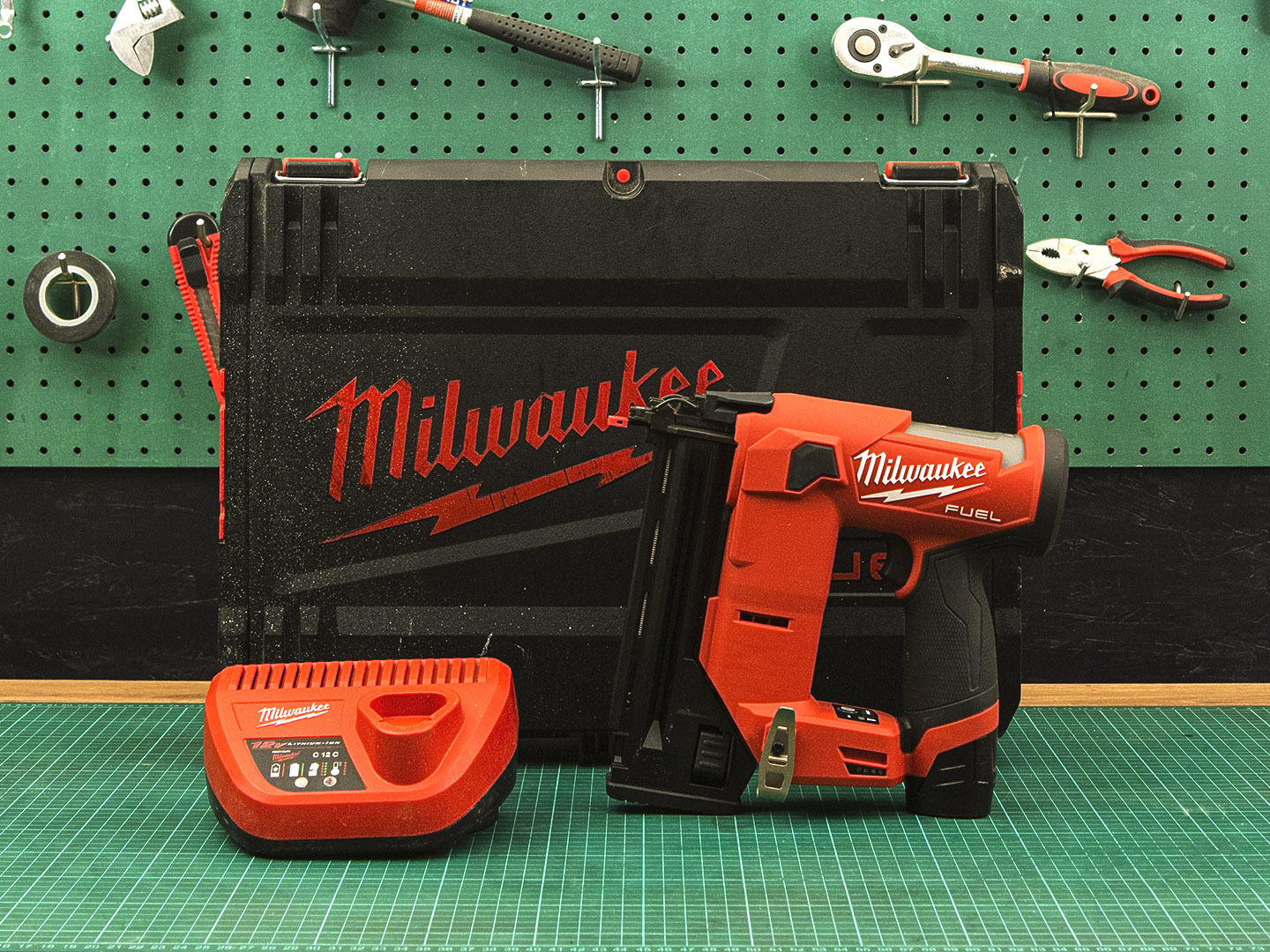 Аккумуляторный гвоздезабиватель (нейлер) Milwaukee M12 FUEL FCN18GS  (02-14075)