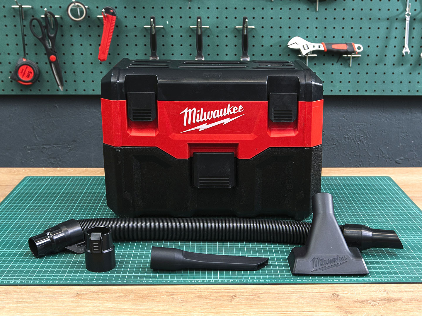 Пылесос для влажной и сухой уборки Milwaukee M18 VC2  (02-18112)