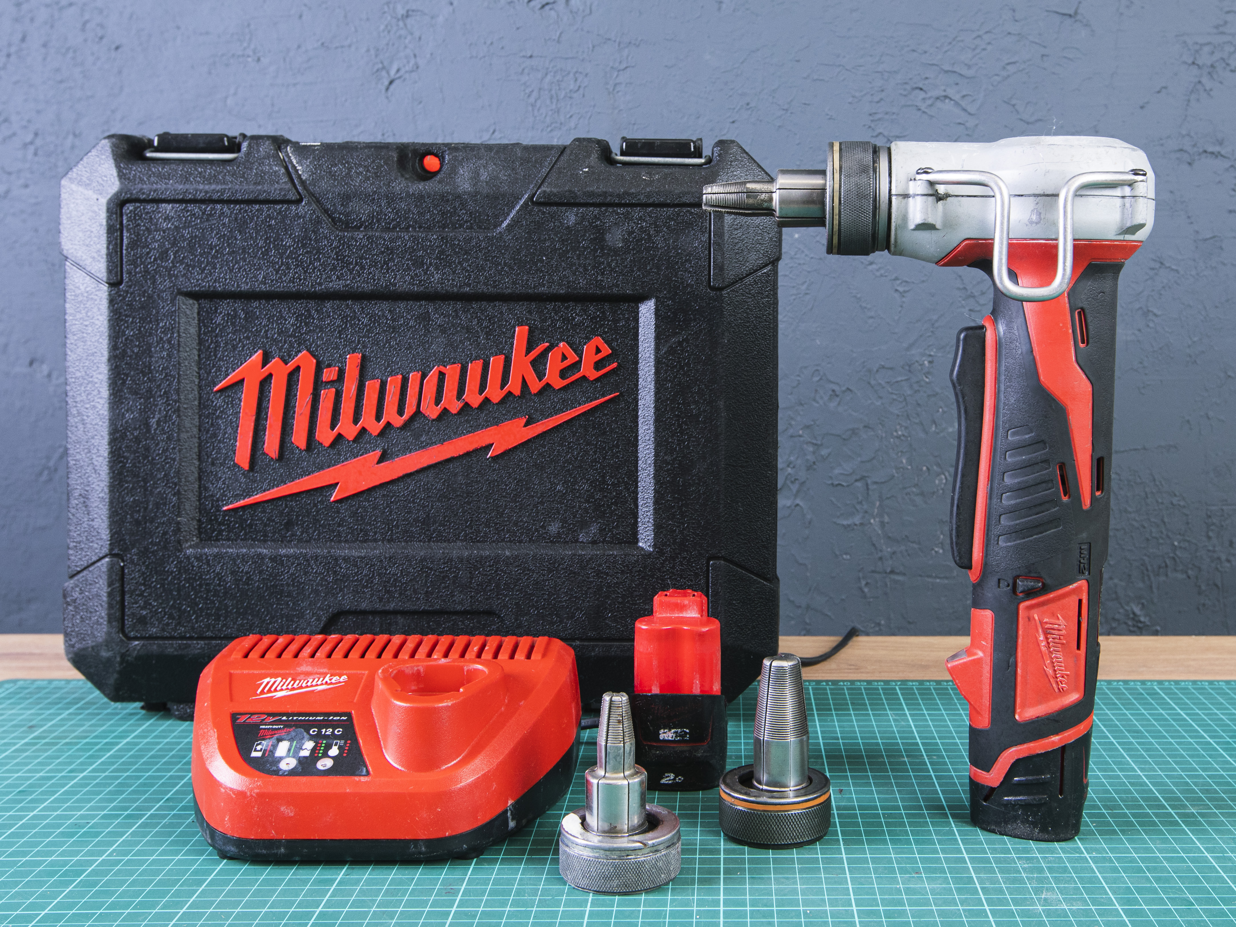 Аккумуляторный расширительный инструмент Milwaukee C12 PXP  (01-05052)