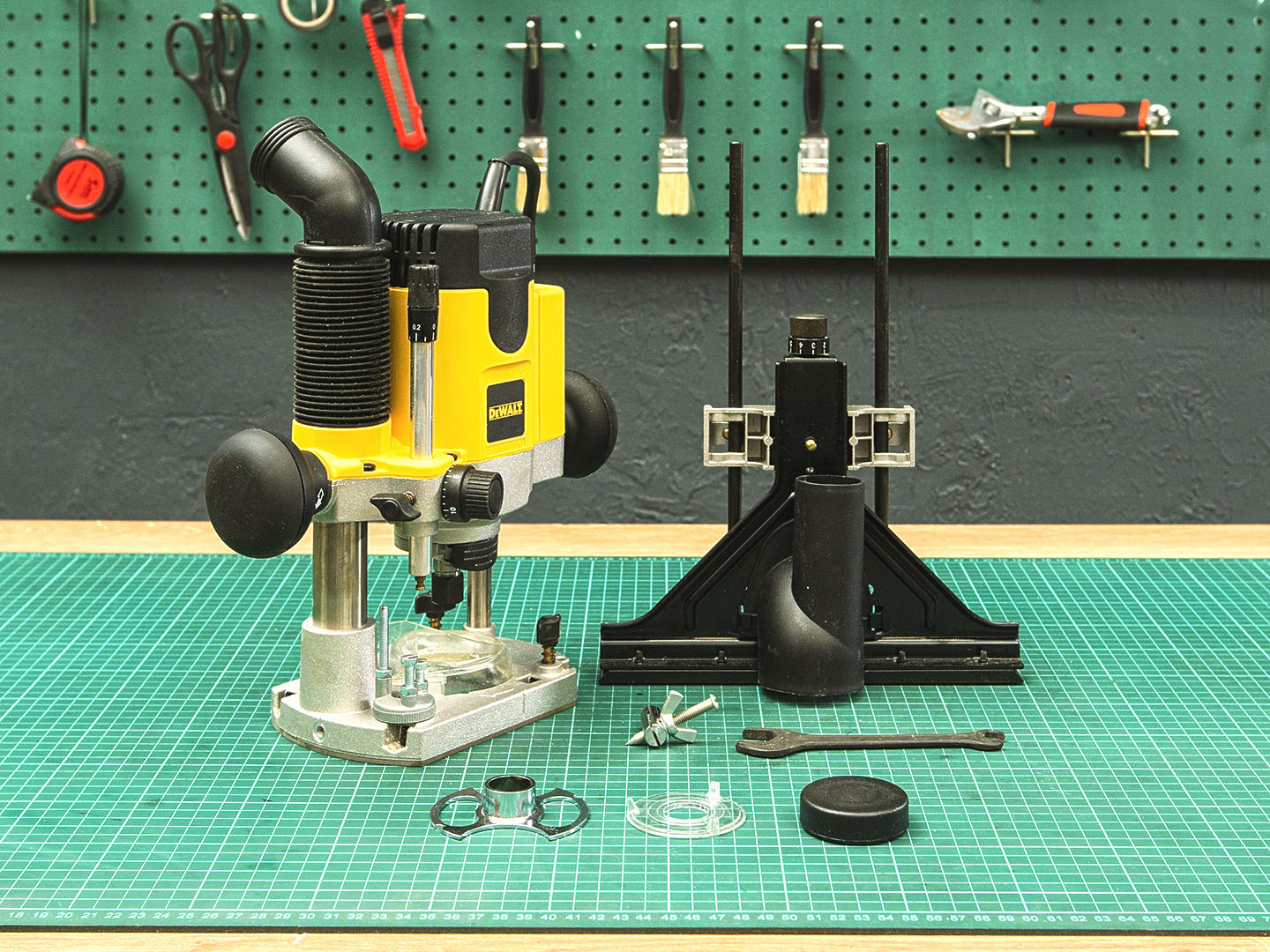 Вертикальный фрезер  DEWALT DW 621  (01-27063)