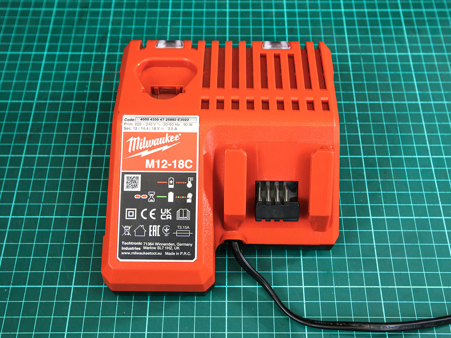 Зарядное устройство Milwaukee M12-18 C  (05-31013)