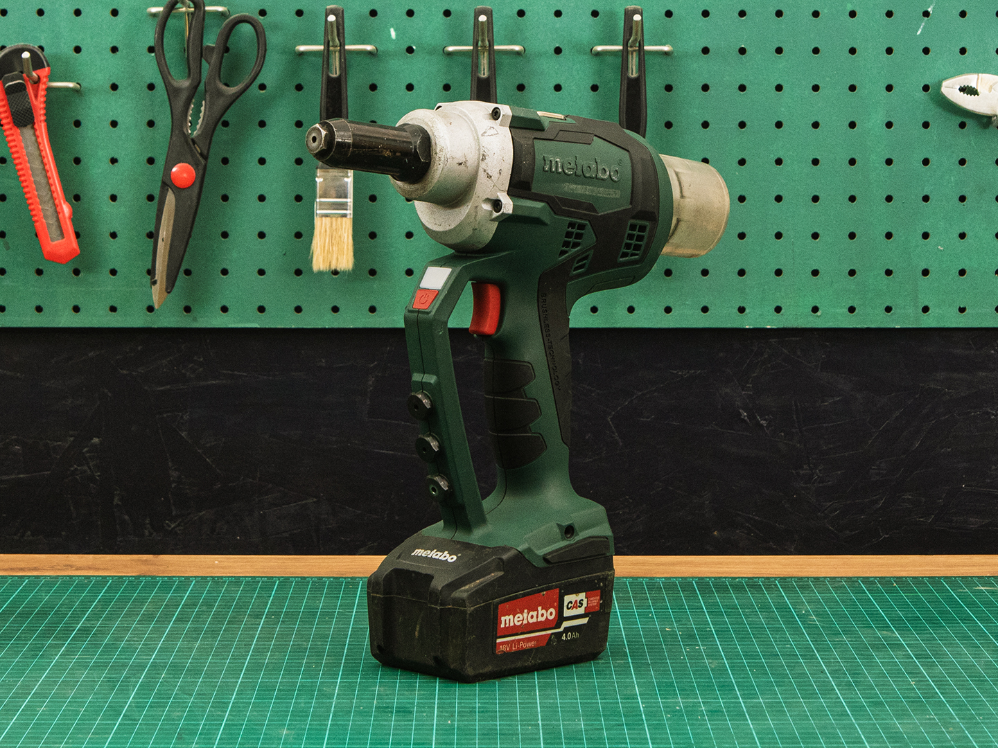 Аккумуляторный заклепочный пистолет Metabo NP 18 LTX BL 5.0  (10-03064)