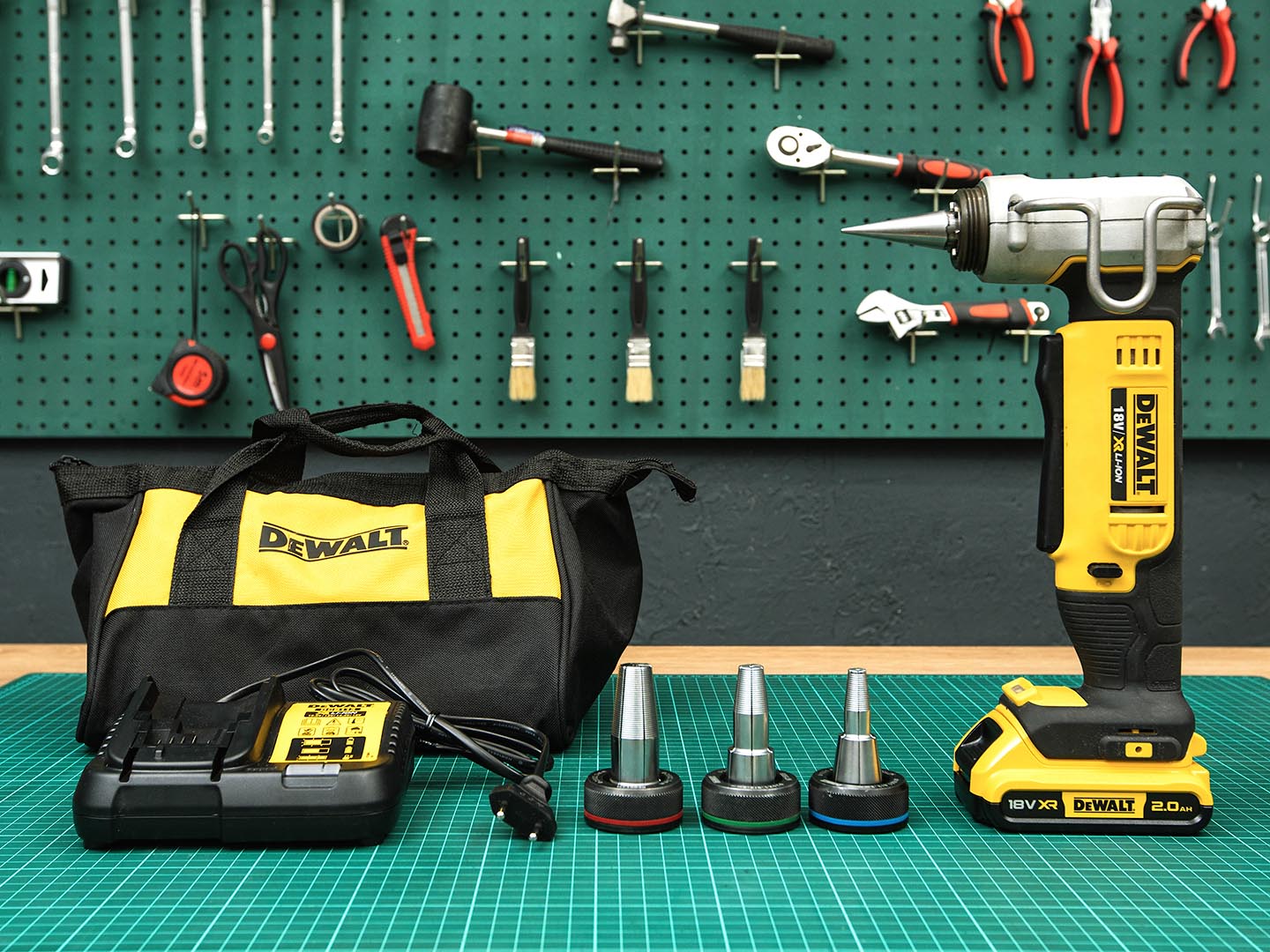 Расширитель для труб DEWALT DCE400D2  (01-01033)