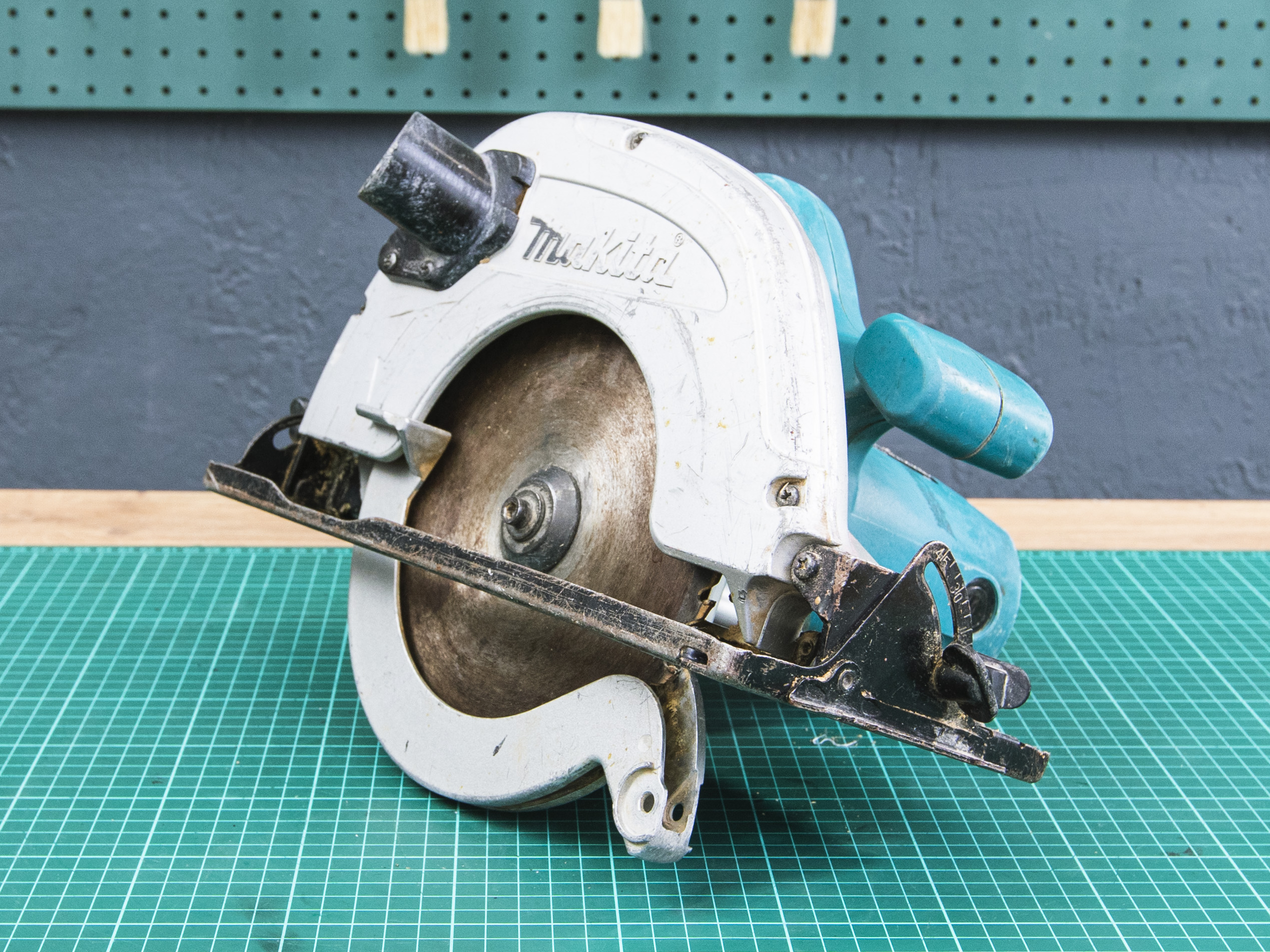 Дисковая пила Makita 5704 R  (03-04072)