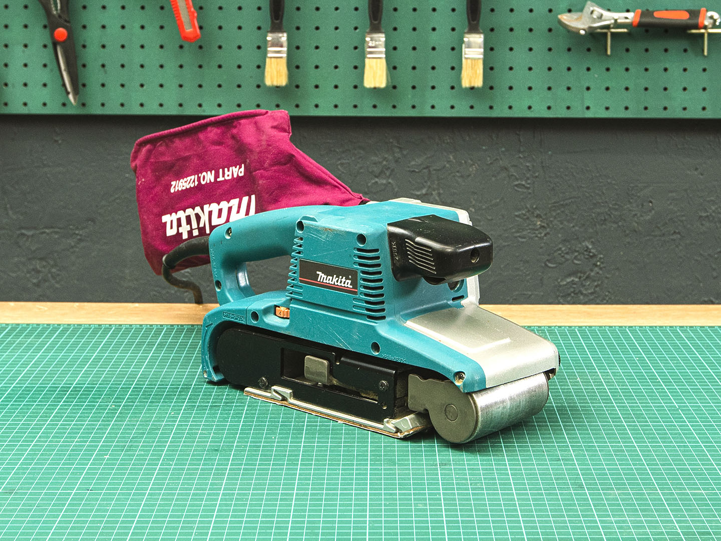 Ленточная шлифмашина Makita 9404  (03-13073)
