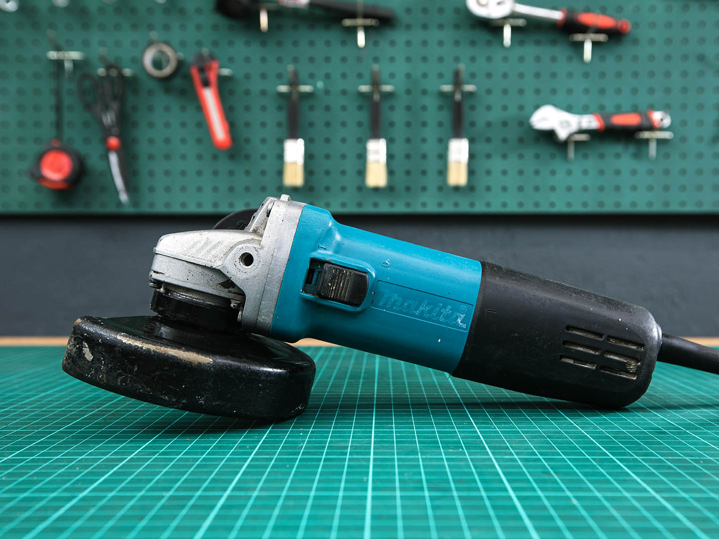 Угловая шлифмашина (Болгарка) Makita 9558 HN  (06-31013)