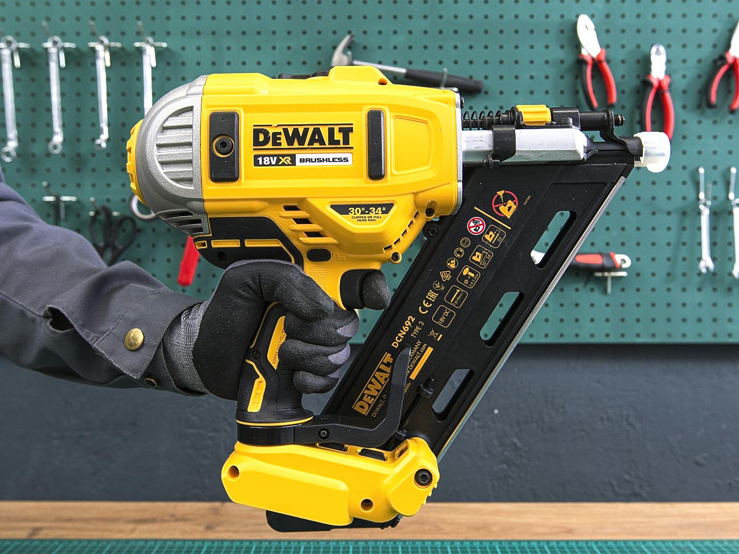 Бесщеточный гвоздезабиватель DEWALT DCN 692  (05-31102)