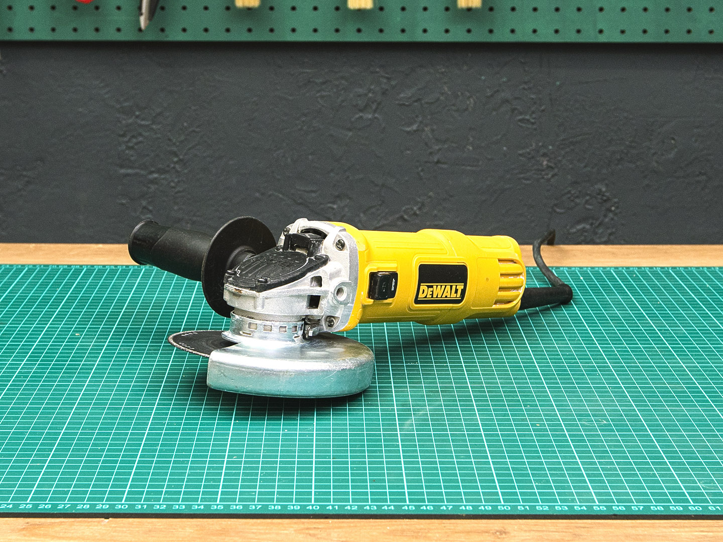 Углошлифовальная машина DEWALT DWE4151- ks  (02-05064)
