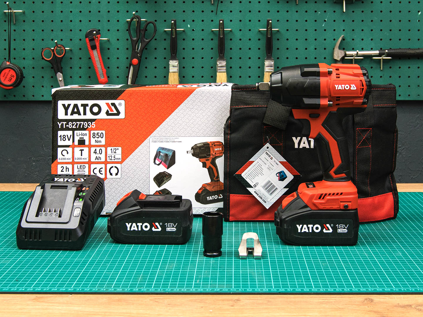 Гайковерт YATO 18B-2x4AH-800НМ-1/2  (04-06094)