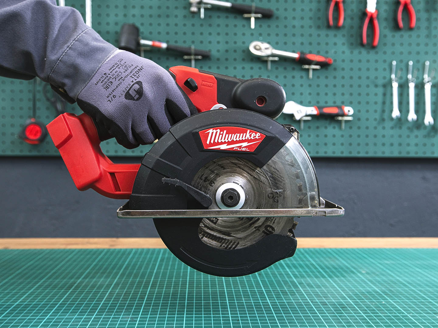 Аккумуляторная циркулярная пила по металлу Milwaukee M18 FUEL FMCS  (08-02082)