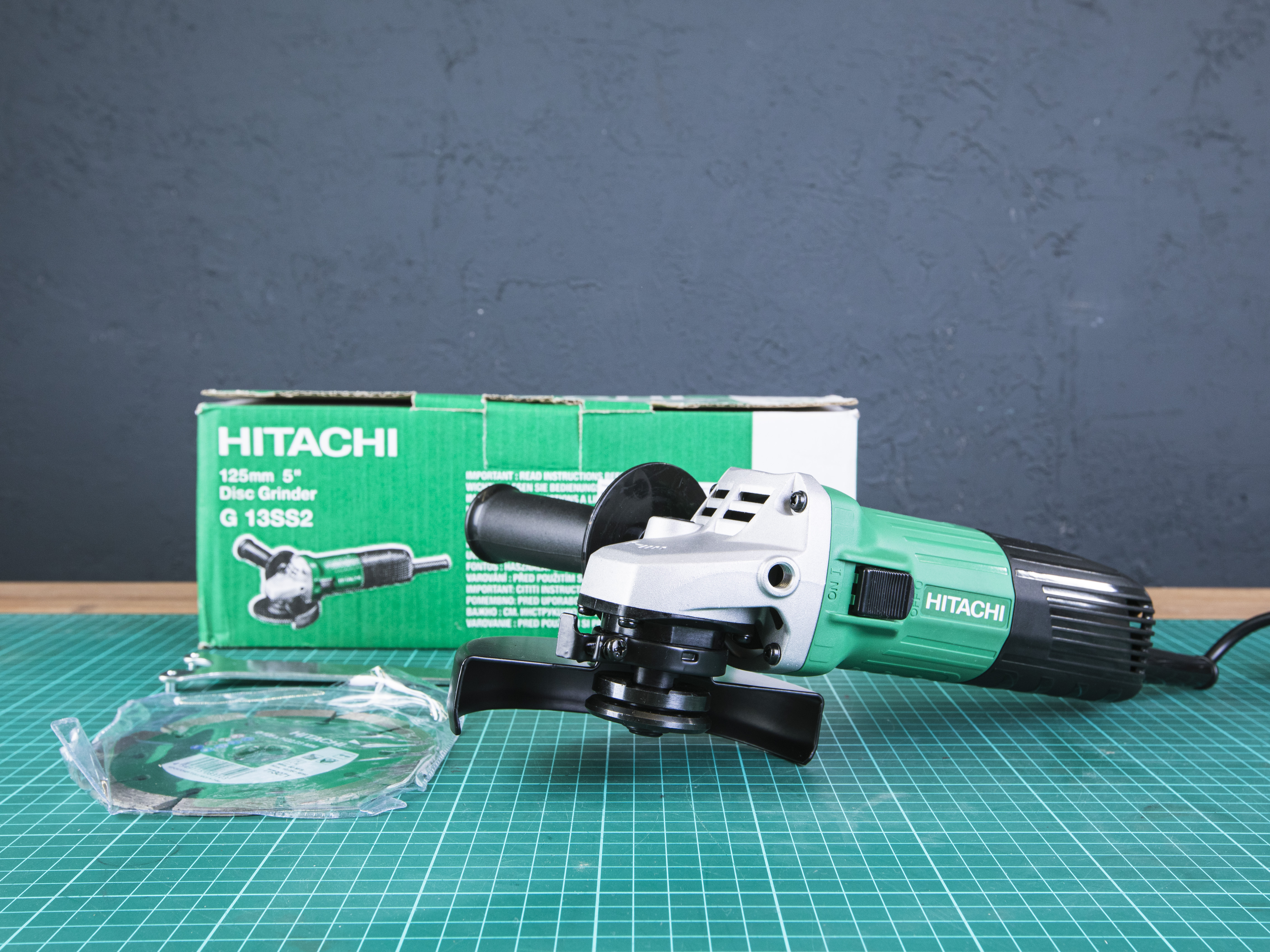 Угловая шлифмашина Hitachi G13SS2  (12-18052)