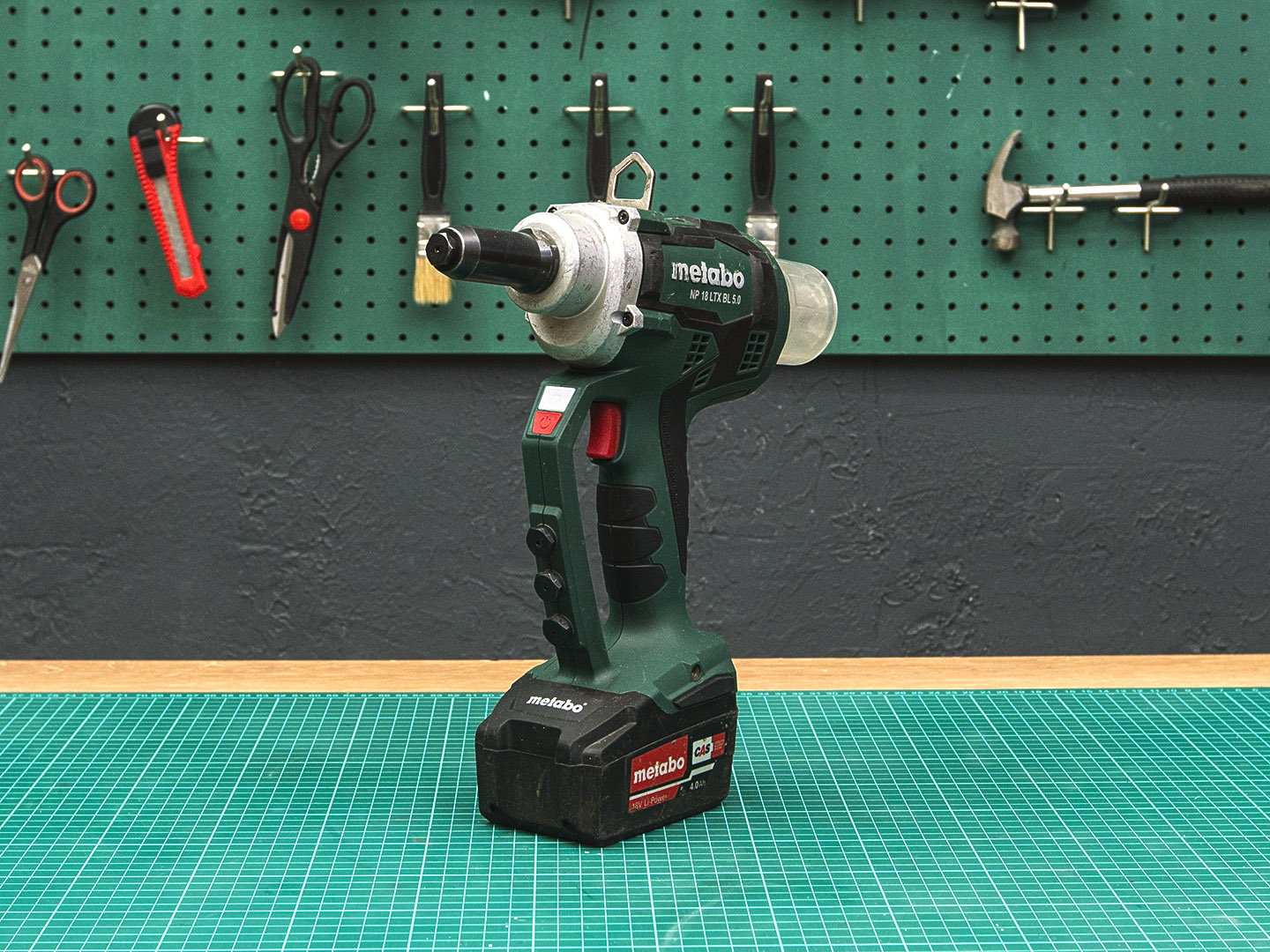 Аккумуляторный заклепочный пистолет Metabo NP 18 LTX BL 5.0  (09-03064)