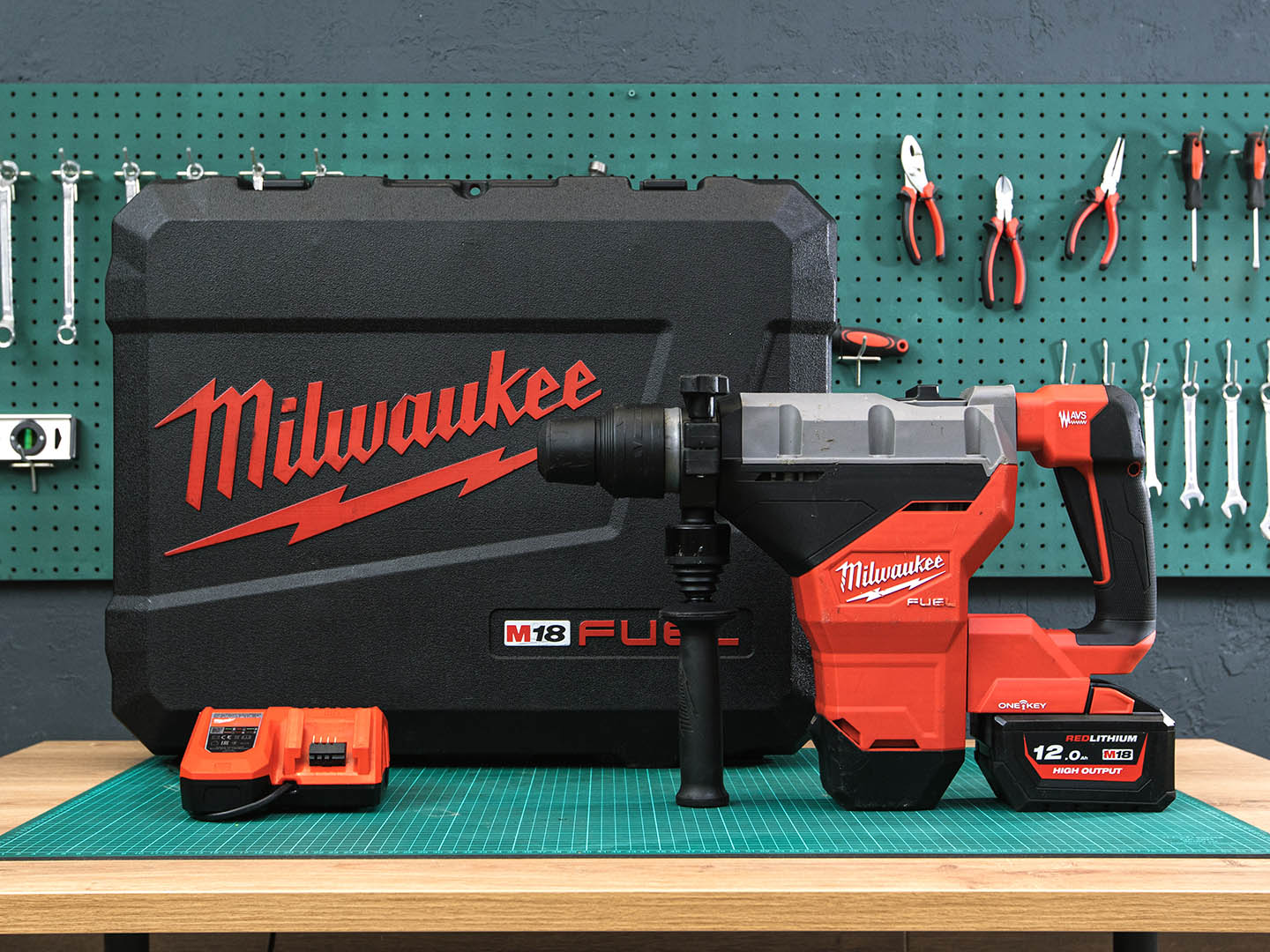 Аккумуляторный перфоратор Milwaukee M18 FUEL FHM-121C  (02-25013)
