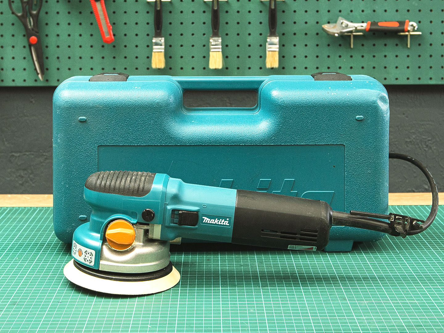 Эксцентриковая шлифмашина Makita BO 6040  (02-13073)