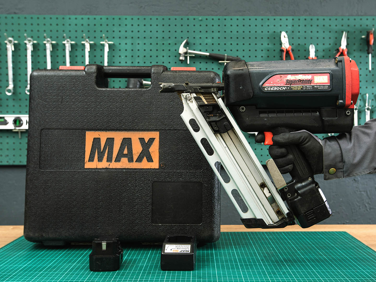 Газовый монтажный пистолет MAX GS690ch  (05-10033)