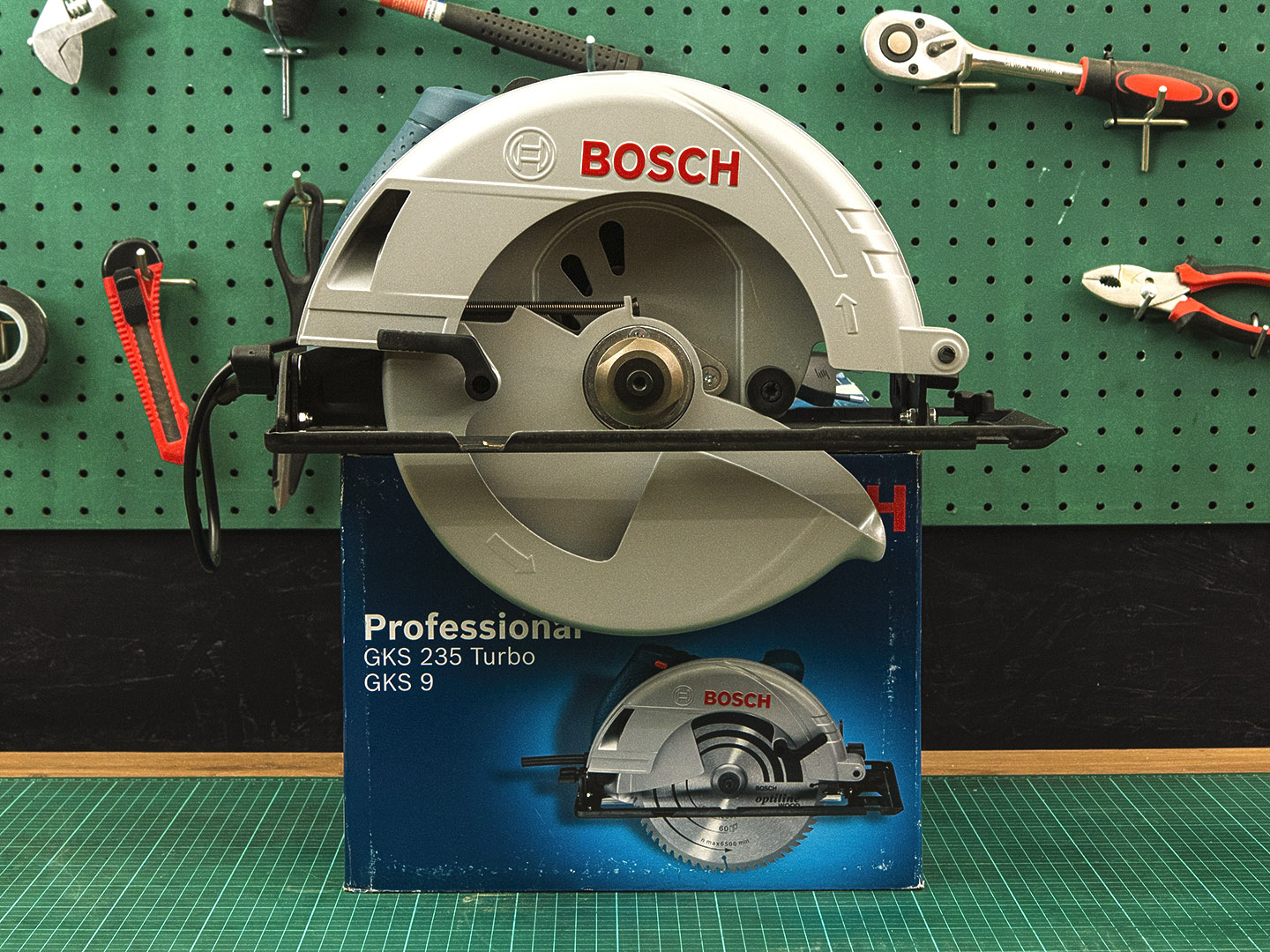 Дисковая пила  Bosch GKS 235  (01-02075)