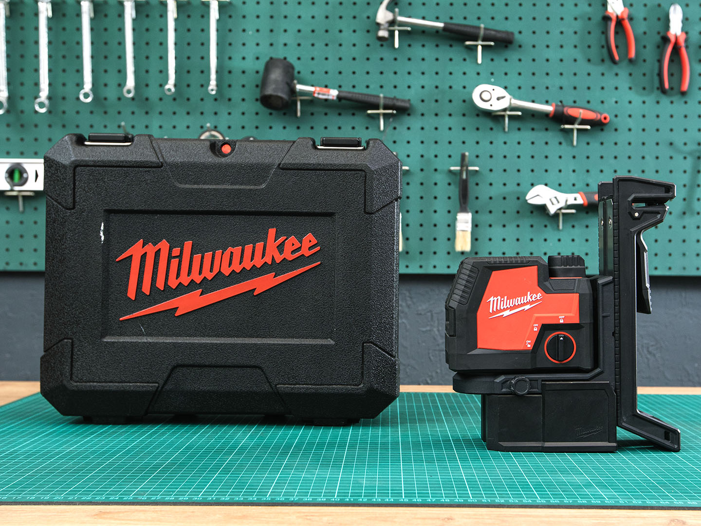 Аккумуляторный лазерный нивелир Milwaukee  L4 CLL-301C  (01-06023)